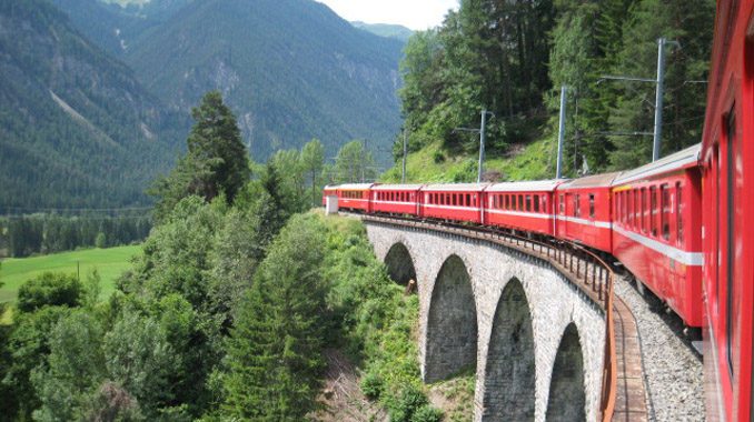 スイスの赤い列車